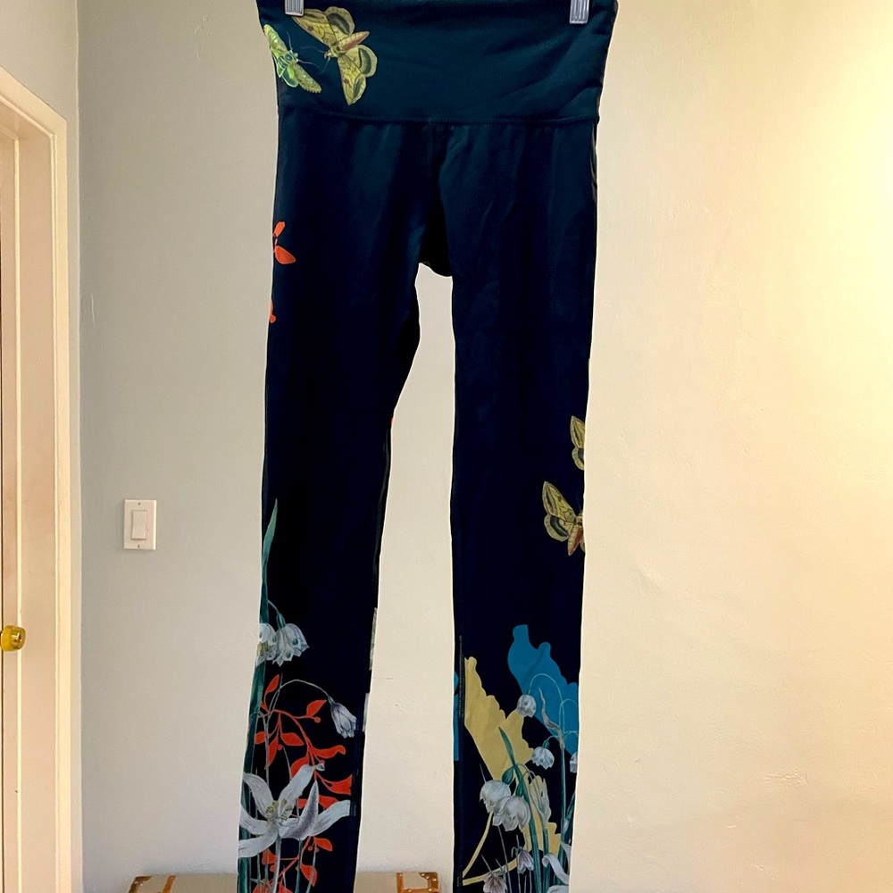 NOLI YOGA LEGGINGS, Size Small , NWOT Black with floral design